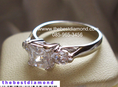 แหวนเพชร Princess cut งานสวยดูลงตัว เรียบๆ แต่ดูดี สำหรับสาวๆ ที่ชอบเพชรสี่เหลี่ยม รหัส BR910RD