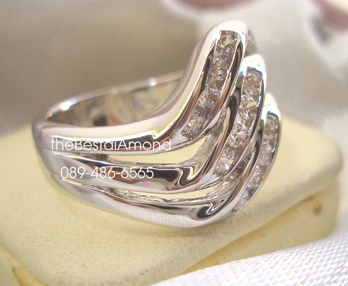 BR519RD+++แหวนแถว 3 แถว แบบเอียง+++สุดสวย Modern ดูดีมากๆๆ เพชรก็วิบๆ แบบจากร้านจิว เลยค่ะ ดูหรู มีรสนิยม แต่ไม่เวอร์เกินไป ใส่ได้ทุกโอกาส