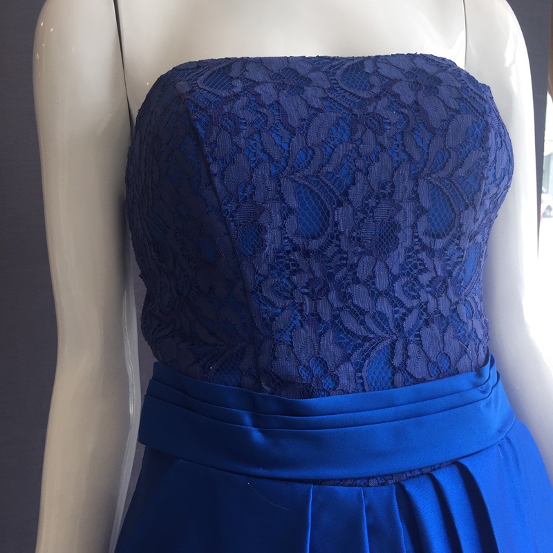 พร้อมเช่า ชุดราตรียาว เกาะอกลูกไม้ ทรงเรียบหรูเนื้อผ้าซาติน แต่งกระเป๋าเก๋ๆ สำเนา