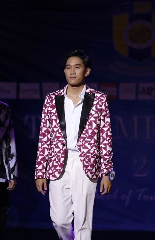 พร้อมเช่า เสื้อสูทชาย สีแดงขาว แต่งปกคอดำ พิมพ์ลายกราฟฟิก กับกางเกงสีดำ