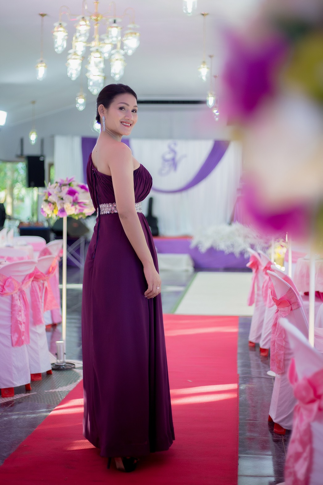 พร้อมเช่า ชุดราตรียาว เกาะอกไหล่เดียว อกจับจีบ เปิดไหล่ซ้ายแบบเปรี้ยว ปักเลื่อมช่วงเอว สีม่วง