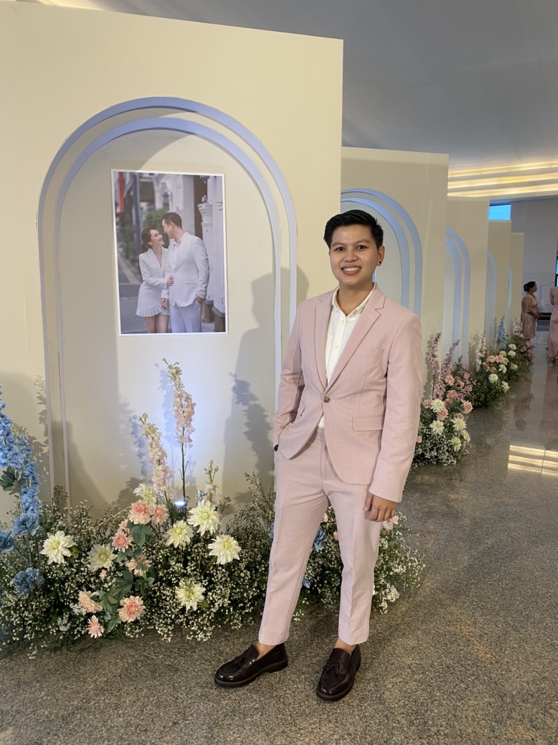 พร้อมเช่า ชุดสูทชาย สีชมพูพาสเทล Pastel Pink ทรงเข้ารูป สไตล์เกาหลี (ไม่มีเสื้อกั๊ก)