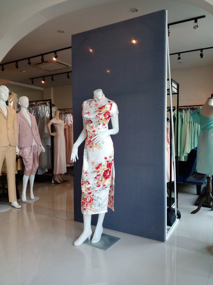 พร้อมเช่า กี่เพ้า สีขาว แขนสั้น ลายดอกไม้ ผ่าข้าง ตัดเย็บอย่างดี