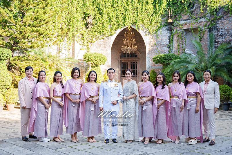 เช่า ชุดไทย ชุดเพื่อนเจ้าสาว ชุดไทยผ้าถุงสีเทาชมพูเงิน สไบเรียบสีชมพู