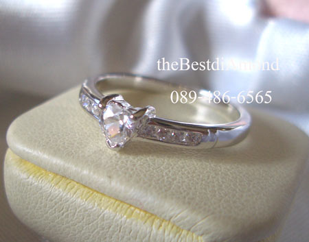 BR954RD++แหวนเพชรหัวใจ 25 สตบ่าข้าง 1 แถว++ เรียบๆ แต่น่ารักมาแล้ว อยู่ได้นานไม่มีout นำเพชรหัวใจ มาผสมเพชรกลม เพชรเล่นไฟดีทั้งเพชรหัวใจ และ เพชรกลม