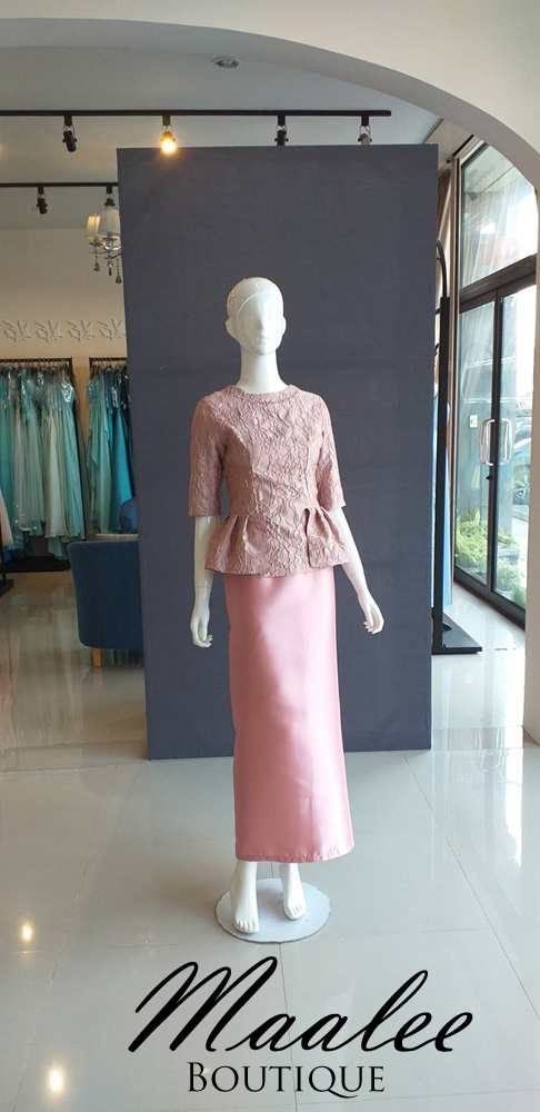พร้อมเช่า ชุดไทยคุณแม่ เสื้อสีชมพู Nude ผ้าซิ่น แยกชิ้น เรียบหรู สีชมพู