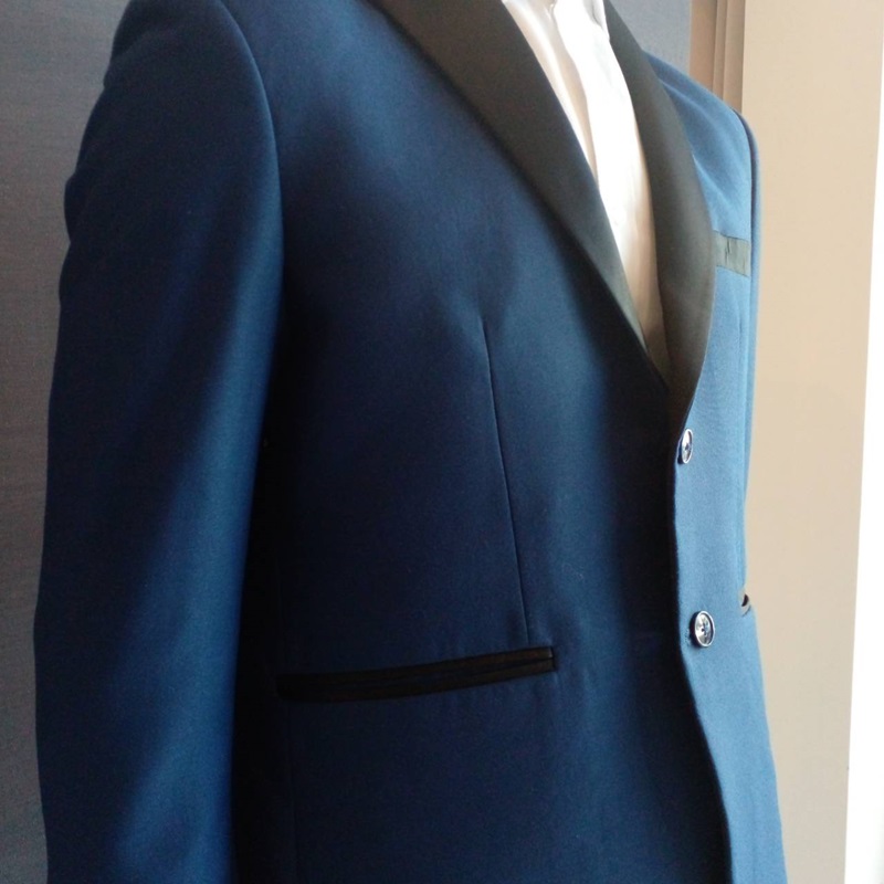 พร้อมเช่า ชุดสูทชาย สีน้ำเงิน แต่งปกสีดำ 2 กระดุม เนื้อผ้าเนี้ยบ