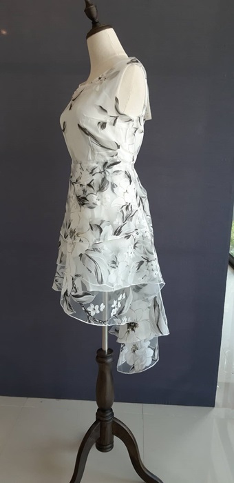 Pre-order เดรสขาว พรีเวดดิ้ง หน้าสั้นหลังยาว แขนกุด ลายดอกไม้เขียว เรียบหรู