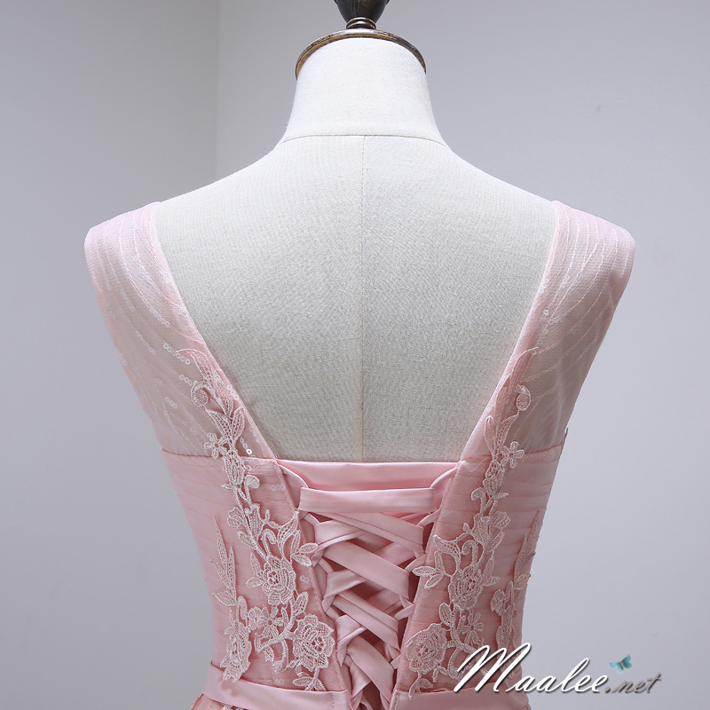 พร้อมเช่า ชุดราตรียาว แขนกุด สีชมพู แต่งลายลูกไม้ ผ้าตาข่าย ข้างในปักเลื่อมสวย