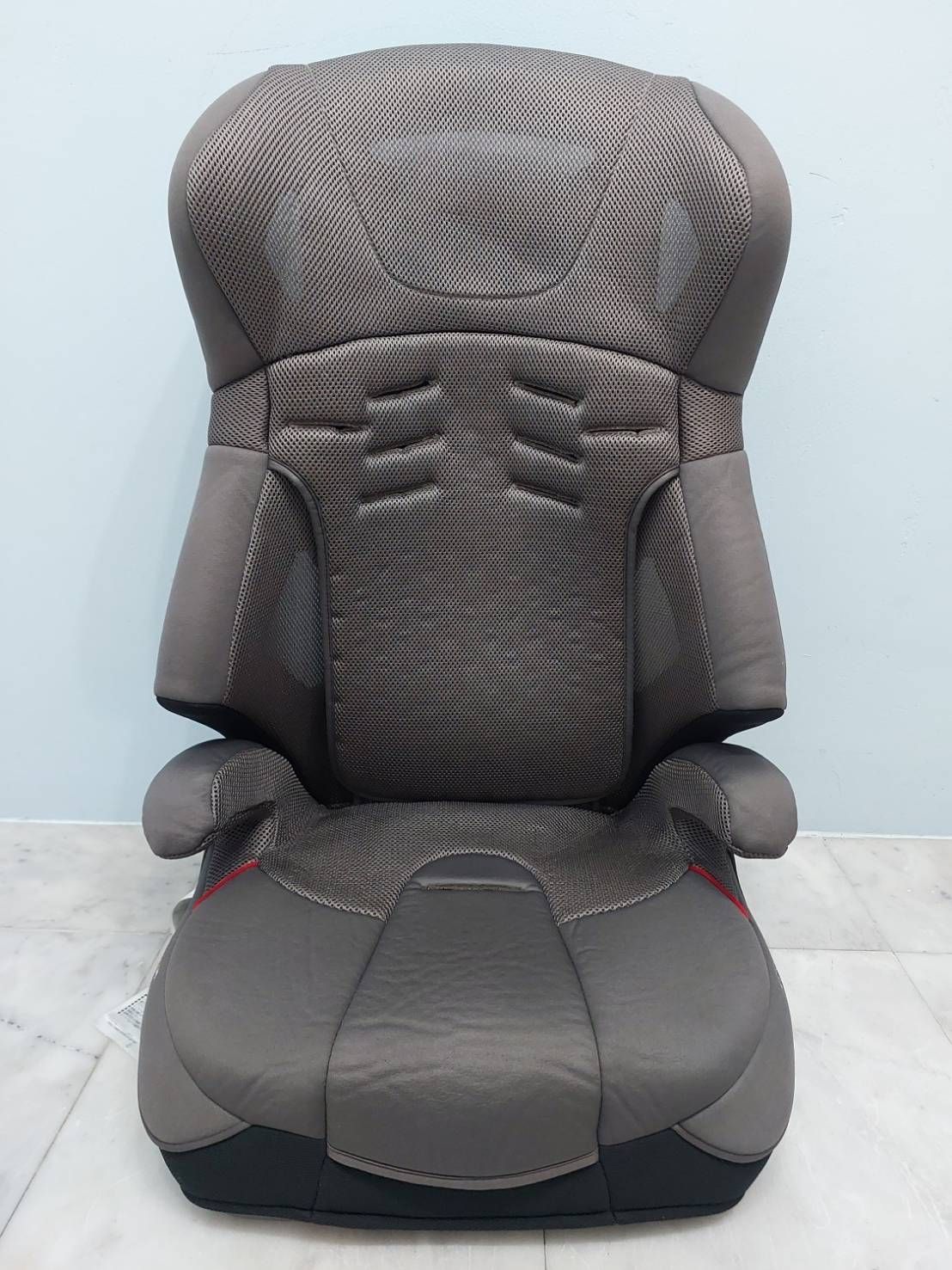 [มือสองสภาพดี] Combi Booster Seat บูสเตอร์ซีท สำหรับเด็กโตสีเทา-ดำ ทำความสะอาดแล้ว พร้อมใช้งาน