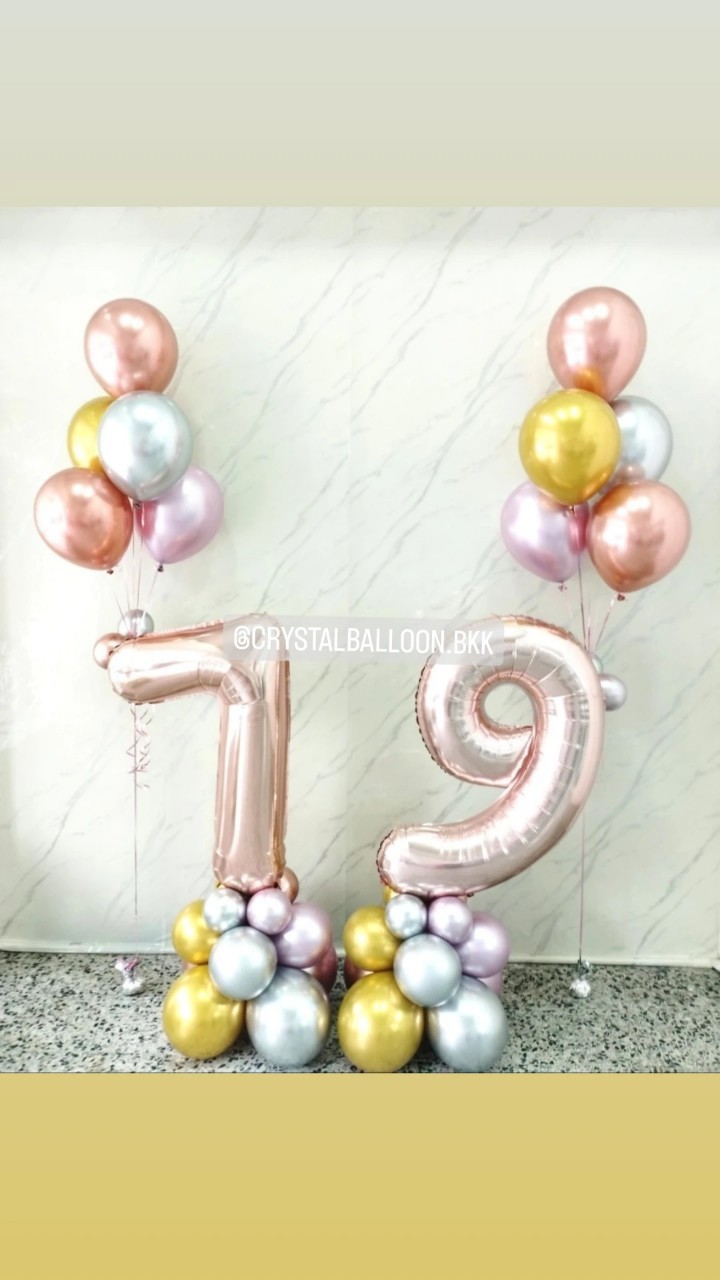 ลูกโป่ง วันเกิด ฟอยล์ตัวเลข ขนาด 40" ตั้งฐาน 2 ชิ้น พร้อม ช่อลูกโป่งสีโครเมี่ยม ช่อ 5 ลูก 2 ช่อ Theme สีโรสโกล พร้อมตกแต่ง สามารถเปลี่ยนสีลูกโป่ง/เปลี่ยนสี-ฟอยล์ตัวเลขได้