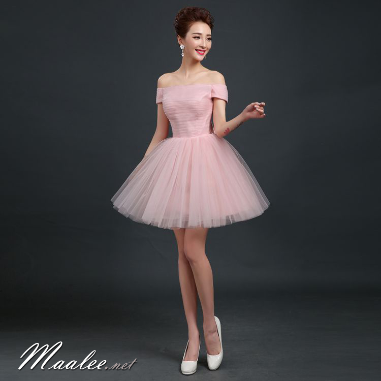 พร้อมเช่า ชุดราตรีสั้น แบบปาดไหล่ สีชมพู Nude ผ้าโปร่ง อกจับจีบตีเกล็ด แบบเรียบหรู พร้อมโบว์ (เชือกผูกหลัง)