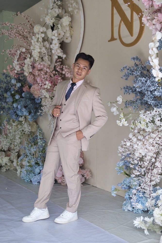 พร้อมเช่า ชุดสูทชาย สีเบจ คลาสสิก รุ่นกระดุมเดียว (พร้อมเสื้อกั๊ก)