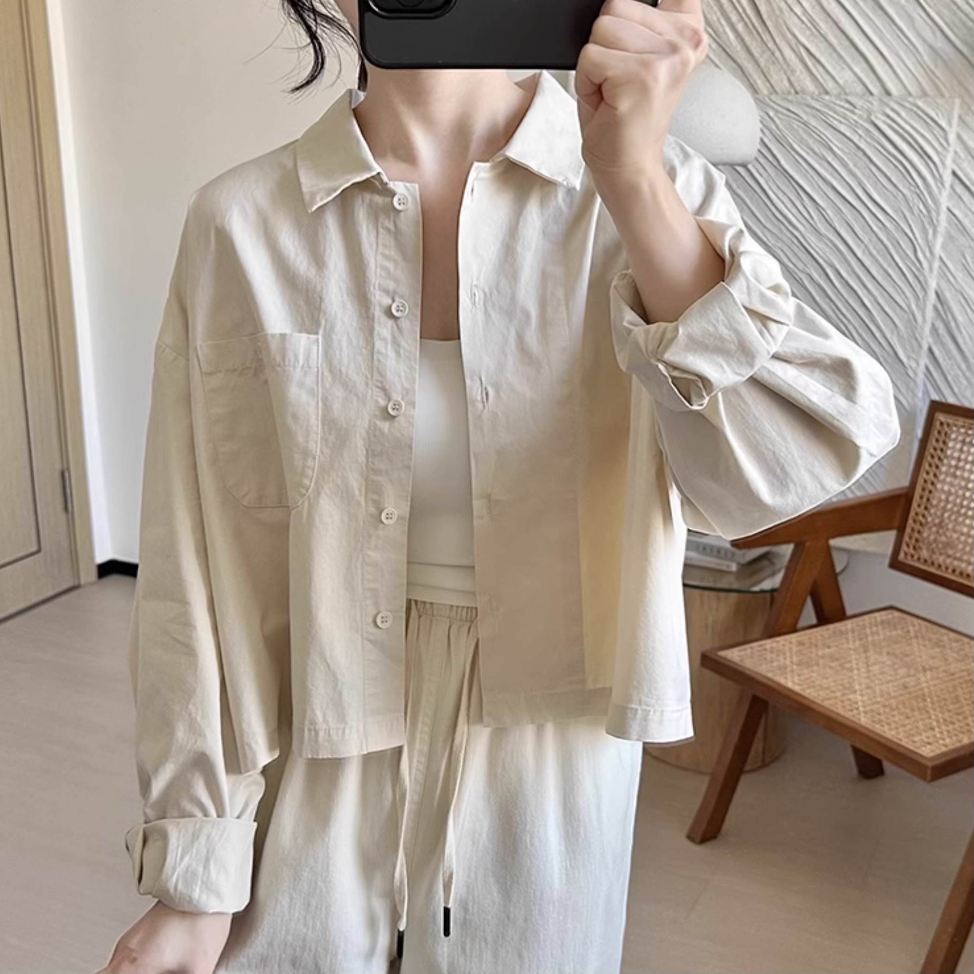เสื้อเชิ้ตทรงครอปแต่งกระเป๋า