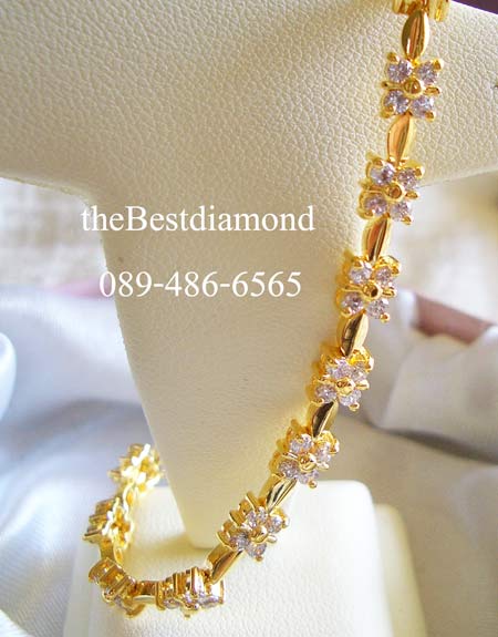 BC007===สร้อยข้อมือเพชรรูปดอกพิกุลรอบวง=== ดีไซน์น่ารักๆ เป็นรูปดอกไม้ คั่นด้วยทองที่ออกแบบเป็นปล้องๆ ดูลงตัว งานเหมือนจริงสุดๆ หรูหราพอสมควร