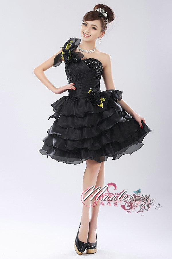 พร้อมเช่า ชุดแฟนซี ชุดราตรีสั้น กระโปรงระบาย ผ้าแก้ว แต่งดอกไม้สวยหวาน สีดำ (เชือกผูกหลัง)
