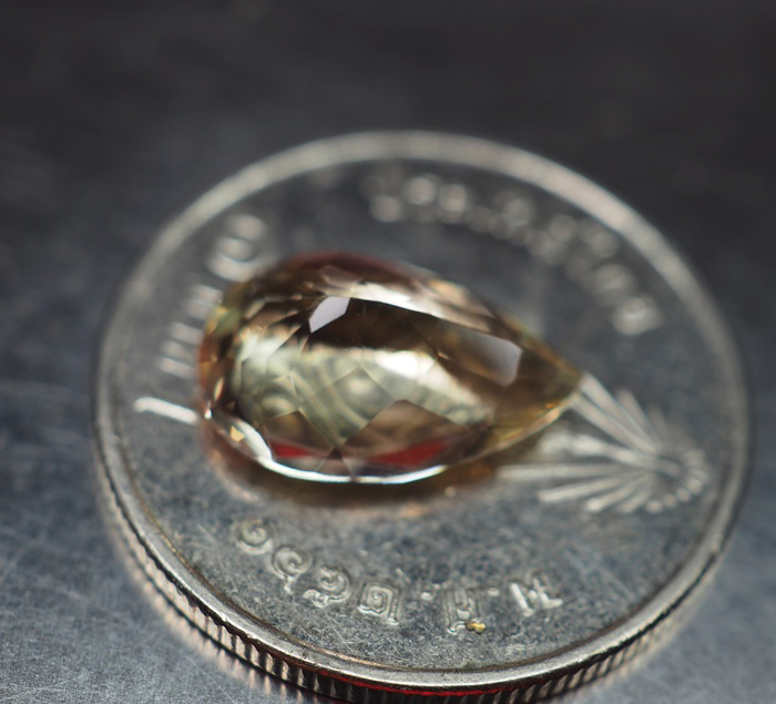 สคาโพไลท์สีเหลืองอ่อน (Scapolite) 2.10 กะรัต