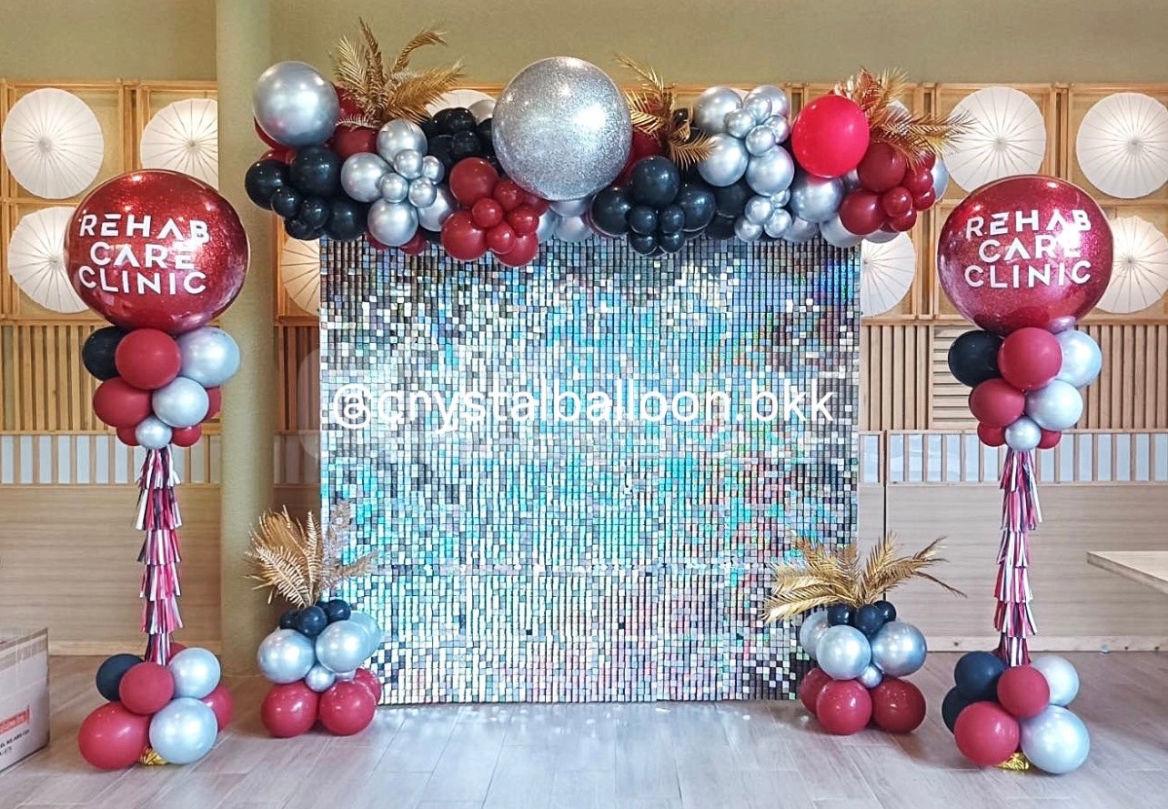 Oranic Backdrop ฉากวิบวับ สีเงิน ขนาด 2.4x2.4 เมตร เปิดงาน Bubble ขนาด 24" กลิตเตอร์สีเงิน 1 ลูก พร้อม เสาลูกโป่ง Bubble ขนาด 36" กลิตเตอร์สีแดง 2 เสา,ประดับใบไม้ทอง, พร้อมตกแต่ง สามารถเปลี่ยนสีลูกโป่ง/เปลี่ยนข้อความได้
