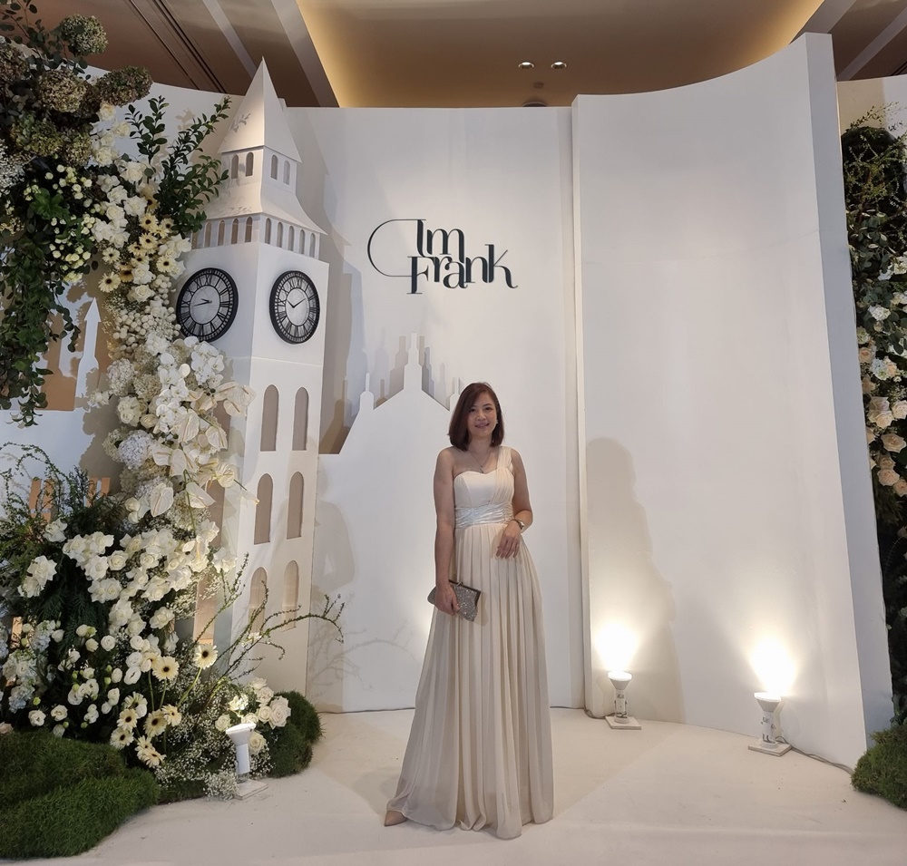 พร้อมส่ง ชุดราตรียาว เกาะอก ไหล่เดียว ผ้าชีฟองพลิ้วสวย คอ sweet heart แต่งเอวผ้าซาติน สีครีม