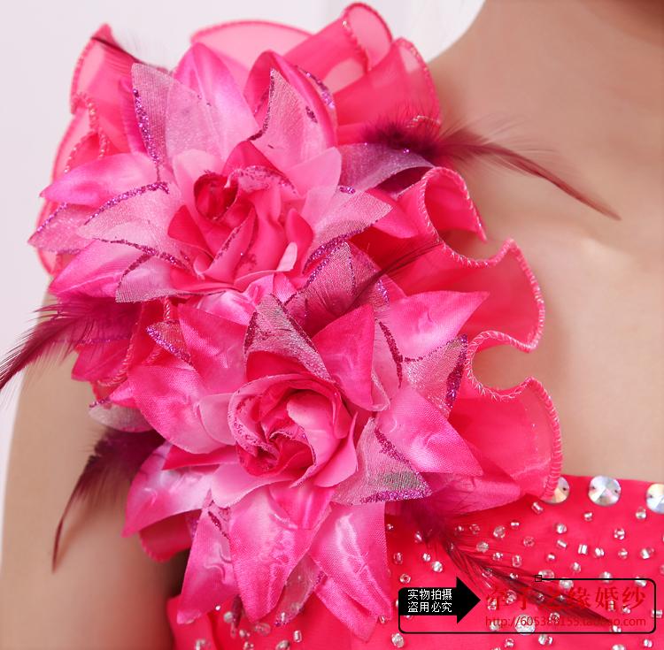 พร้อมเช่า ชุดแฟนซี ชุดราตรียาว ไหล่เฉียง สีชมพู กระโปรงระบายย้วย แต่งดอกไม้