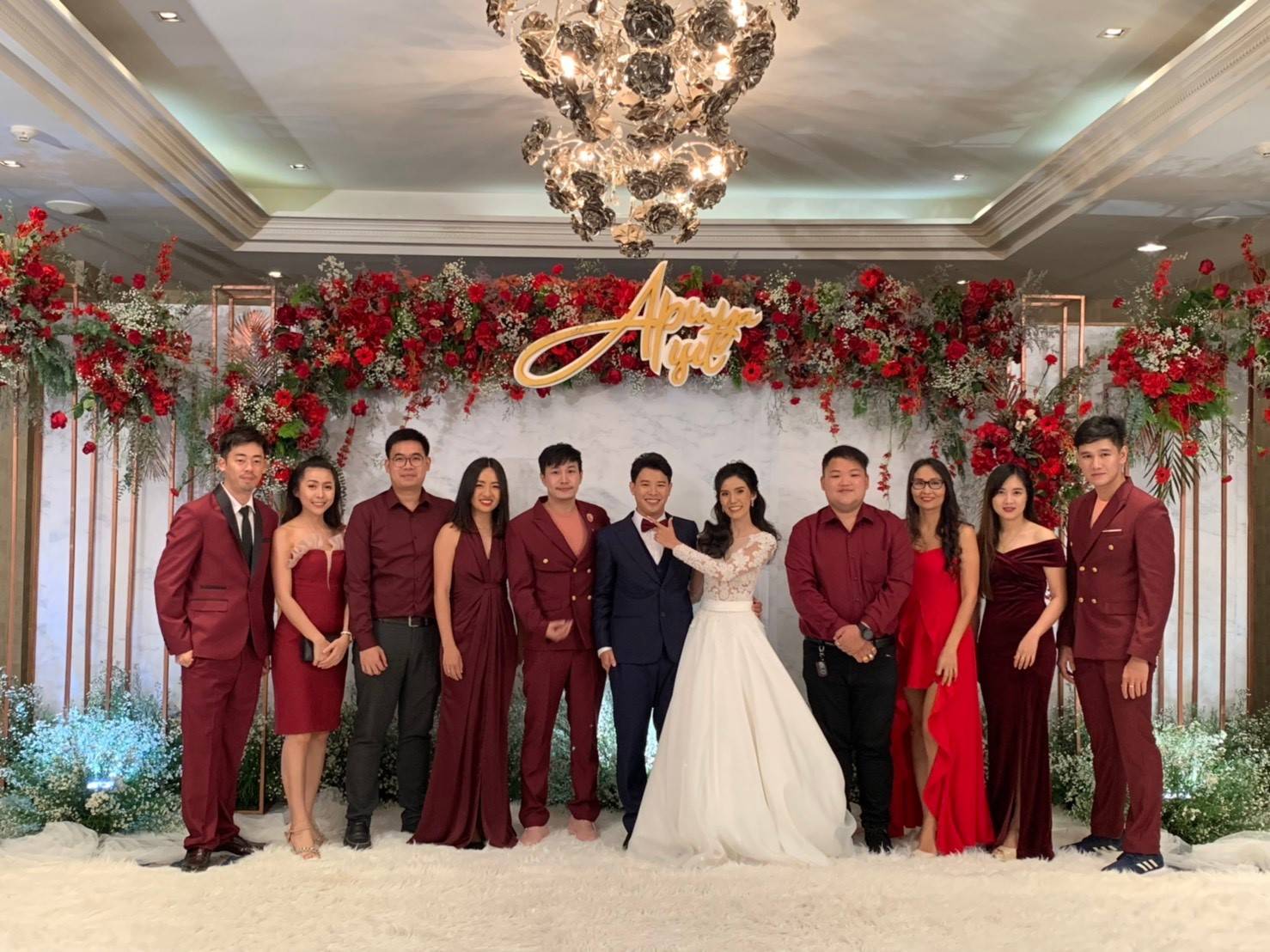 พร้อมเช่า ชุดสูทชาย สีไวน์แดง สองกระดุม แบบคลาสสิก ไม่มีเสื้อกั๊ก