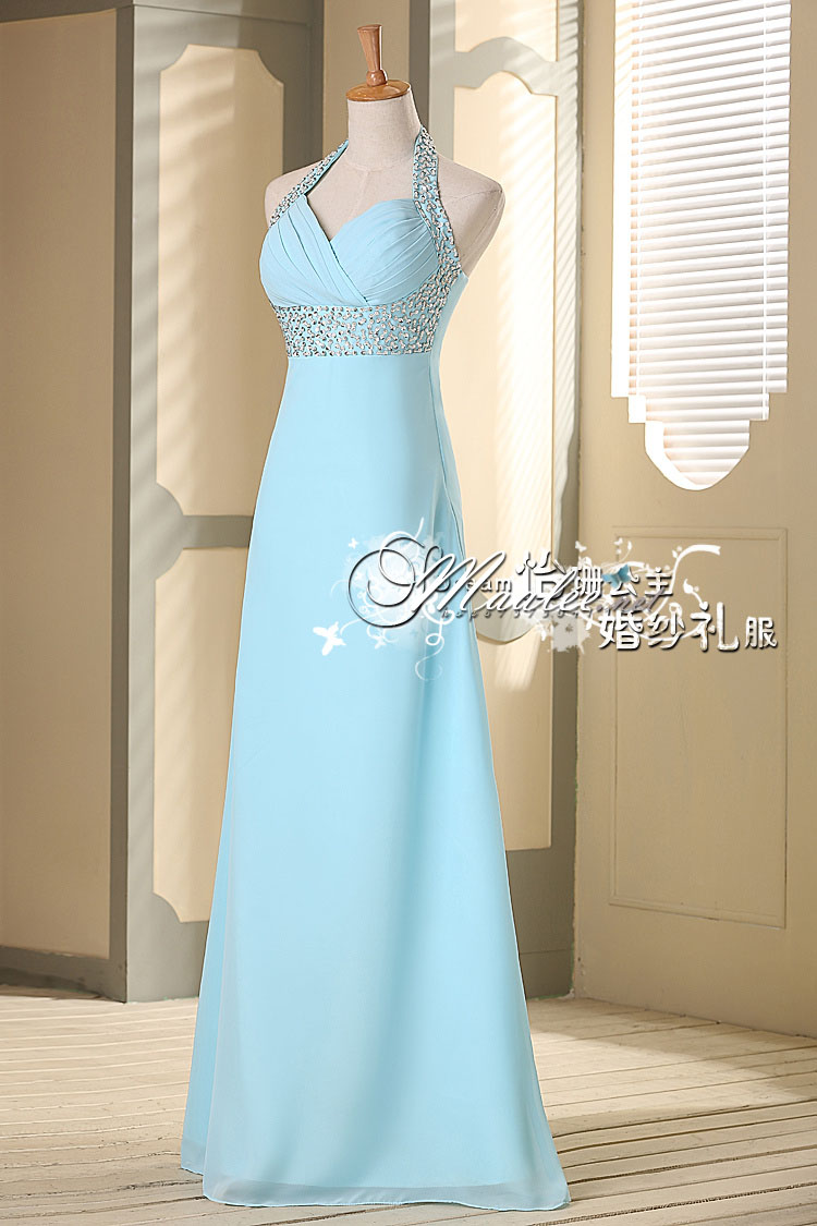 พร้อมเช่า ชุดราตรียาว สีฟ้า แบบเก๋ คล้องคอ ช่วยยกเนินอกสวย