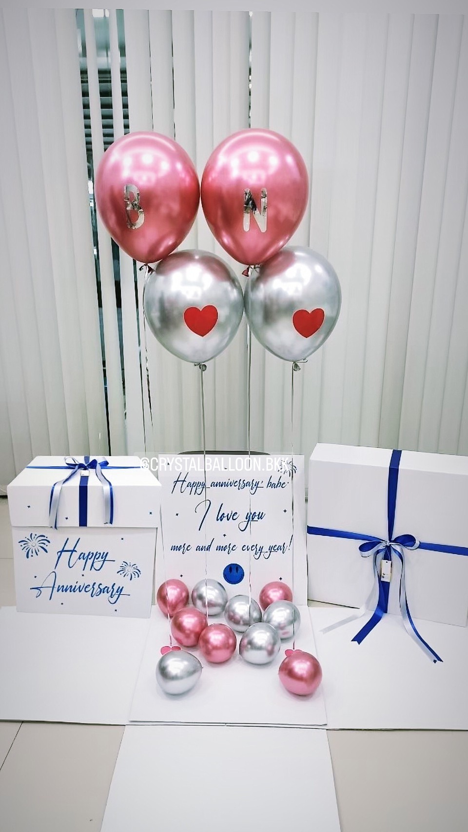 Happy Anniversary Surprise Box กล่องเซอร์ไพรส์วันครบรอบ Theme สีชมพูแชมเปญโครเมี่ยม-เงิน พร้อมตกแต่ง ลูกโป่ง 4 ลูก,สามารถใส่รูปได้ 2 ใบ สามารถเปลี่ยนสีลูกโป่ง/เปลี่ยนสีข้อความได้