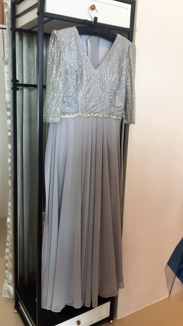 พร้อมเช่า สำหรับสาวไซส์ใหญ่ ชุดราตรียาว สีเทา แขนสามส่วน แต่งเม็ดกากเพชร ช่วงแขนผ้าโปร่ง สวยหรู คาดเข็มขัดช่วงเอว (XL-7XL)