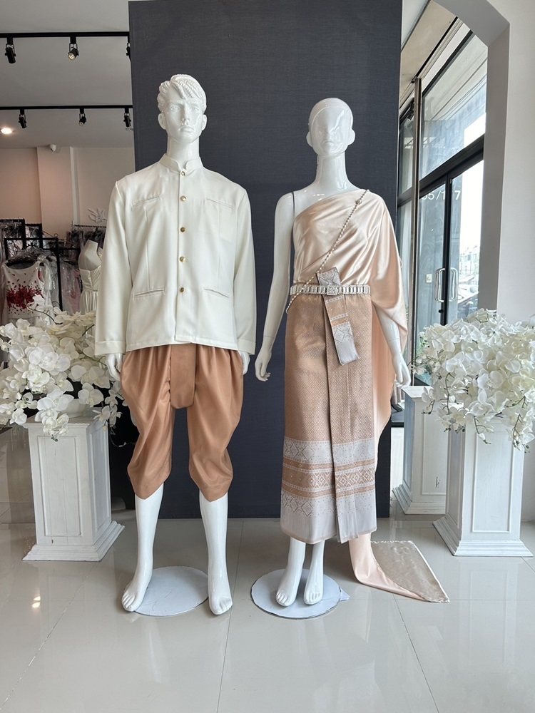 เช่า ชุดไทย ชุดเพื่อนเจ้าสาว ชุดไทยผ้าถุงสีเทาชาเงิน สไบสีทอง