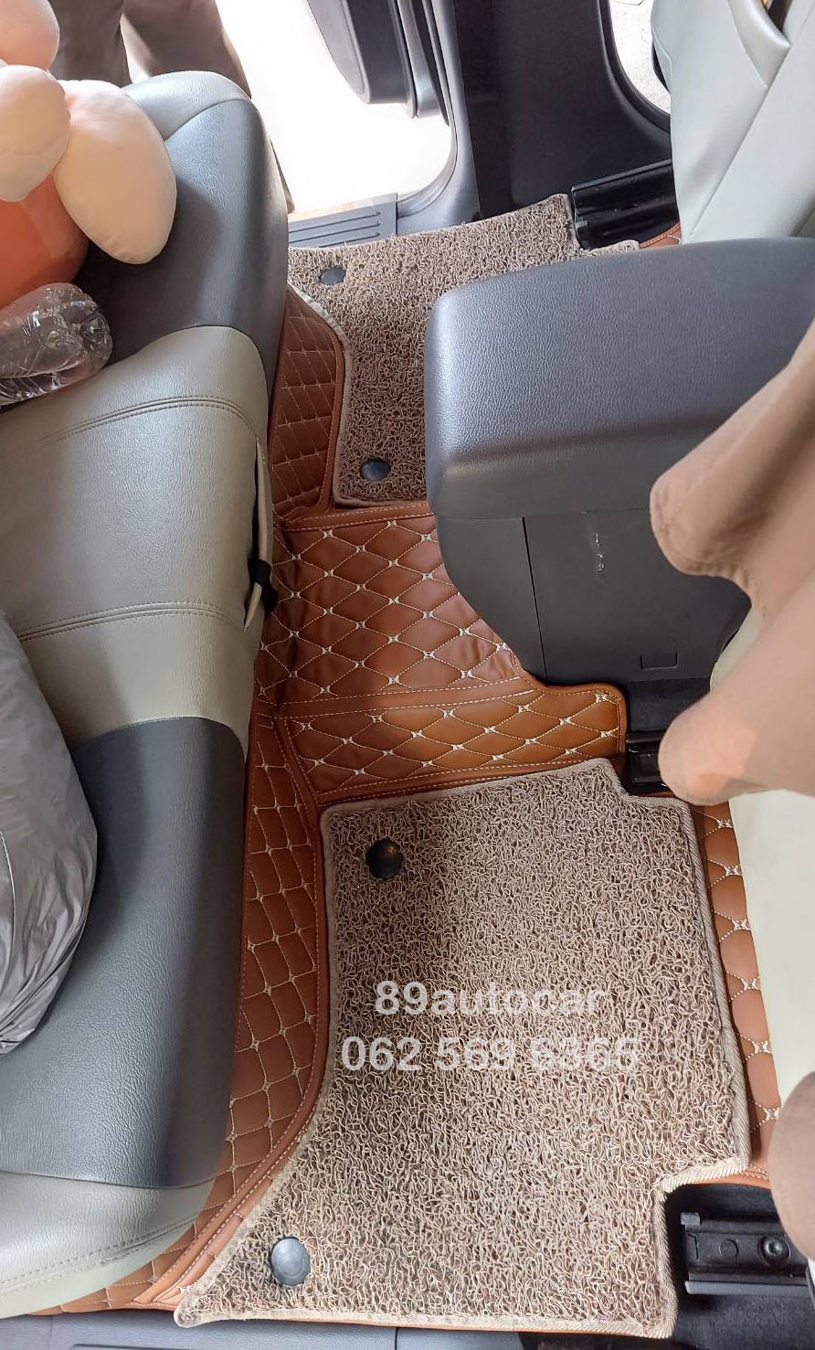 ผลิตพรมรถยนต์ Ford Ranger 4 ประตู 2022 ปูพรม7D สีน้ำตาลเข้ม + ไวนิลสีครีม เต็มคัน