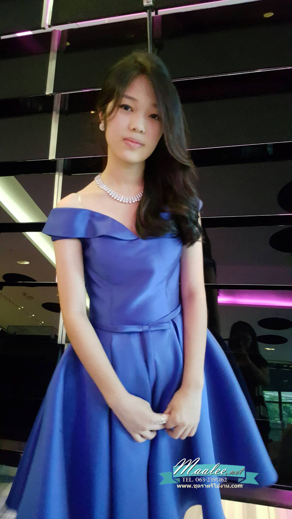 พร้อมเช่า ชุดราตรีสั้น แบบไหล่ปาด สไตล์วินเทจผ้าไหมดัชเชส กระโปรงทรงA แต่งโบว์ช่วงเอว (เชือกผูกหลัง) สีน้ำเงิน