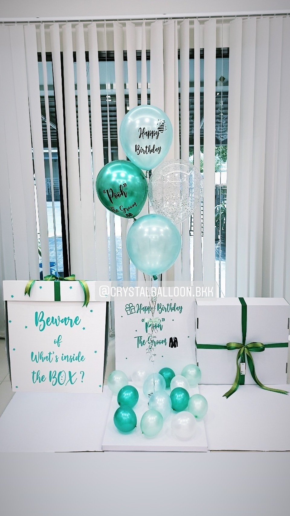 Happy Birthday Surprise Box กล่องเซอร์ไพรส์ Theme สีเขียว สามารถใส่รูปได้ 2 ใบ สามารถเปลี่ยนสีลูกโป่ง/เปลี่ยนข้อความได้