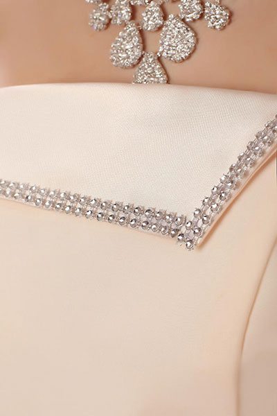 พร้อมส่ง ชุดราตรีสั้น เกาะอก สีครีม แต่งแถบคริสตัล พับปกสวยเก๋ แต่งเอวริบบิ้น พร้อมเข็มกลัดหรู