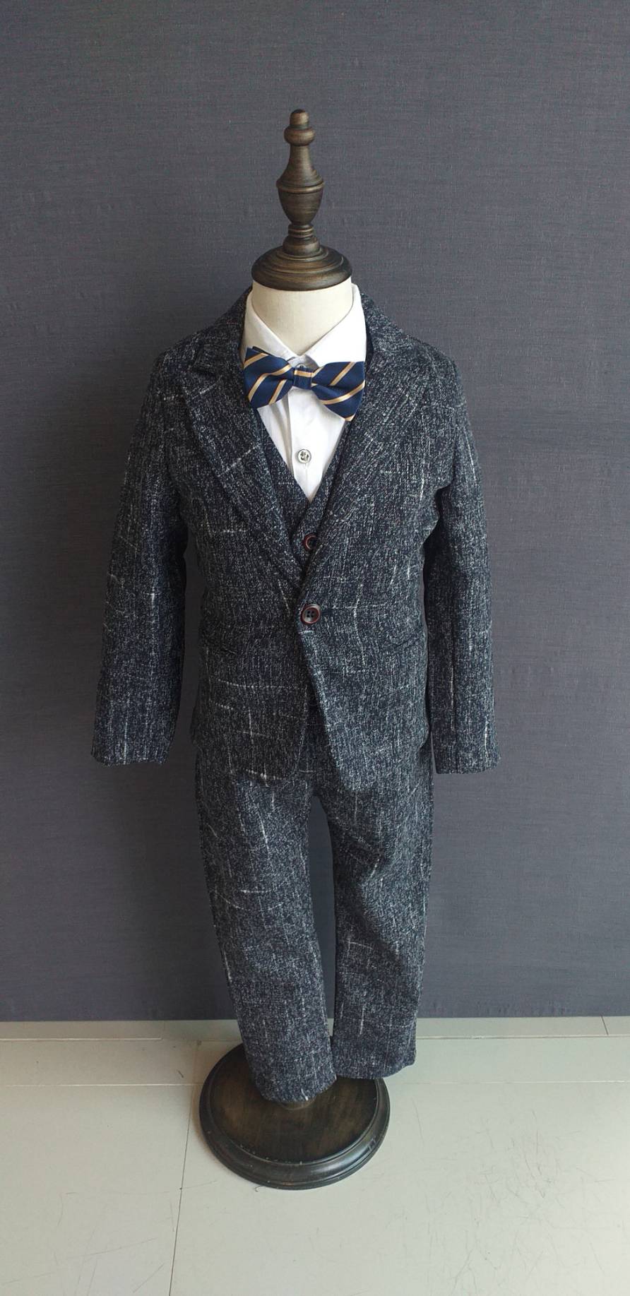 พร้อมเช่า ชุดสูทเด็กชาย สีเทาดำ สไตล์เกาหลี **พร้อมเช่าไซส์ 90 ,110 , 120**