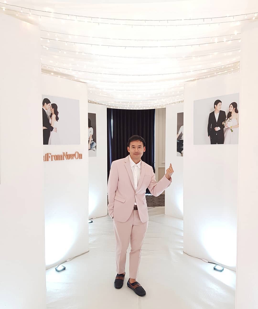 พร้อมเช่า ชุดสูทชาย สีชมพูพาสเทล Pastel Pink ทรงเข้ารูป สไตล์เกาหลี (ไม่มีเสื้อกั๊ก)