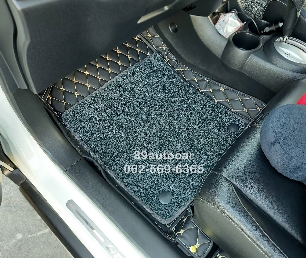 ตัดพรมในรถ Honda BR-V 7 ที่นั่ง ปูพรม7D สีดำด้ายทอง + พรมดักฝุ่นสีเทา เข้ารูป