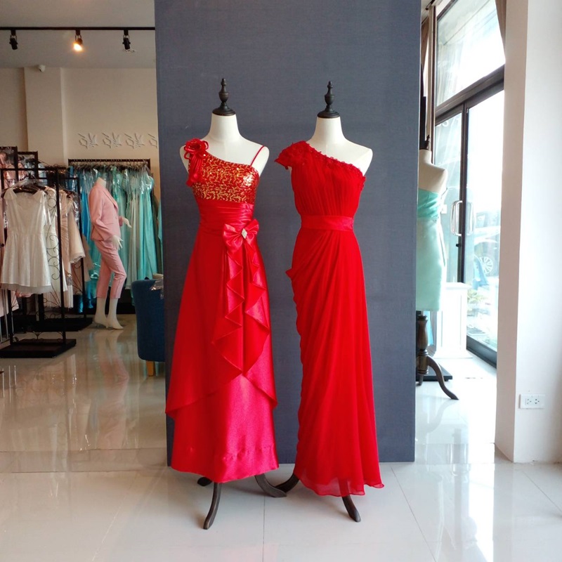 พร้อมเช่า ชุดราตรียาว ไหล่เฉียง ทรงเข้ารูปผ้าชีฟองนิ่มใส่สบายกระโปรงจับจีบย้วย ไหล่แต่งดอก สีแดง