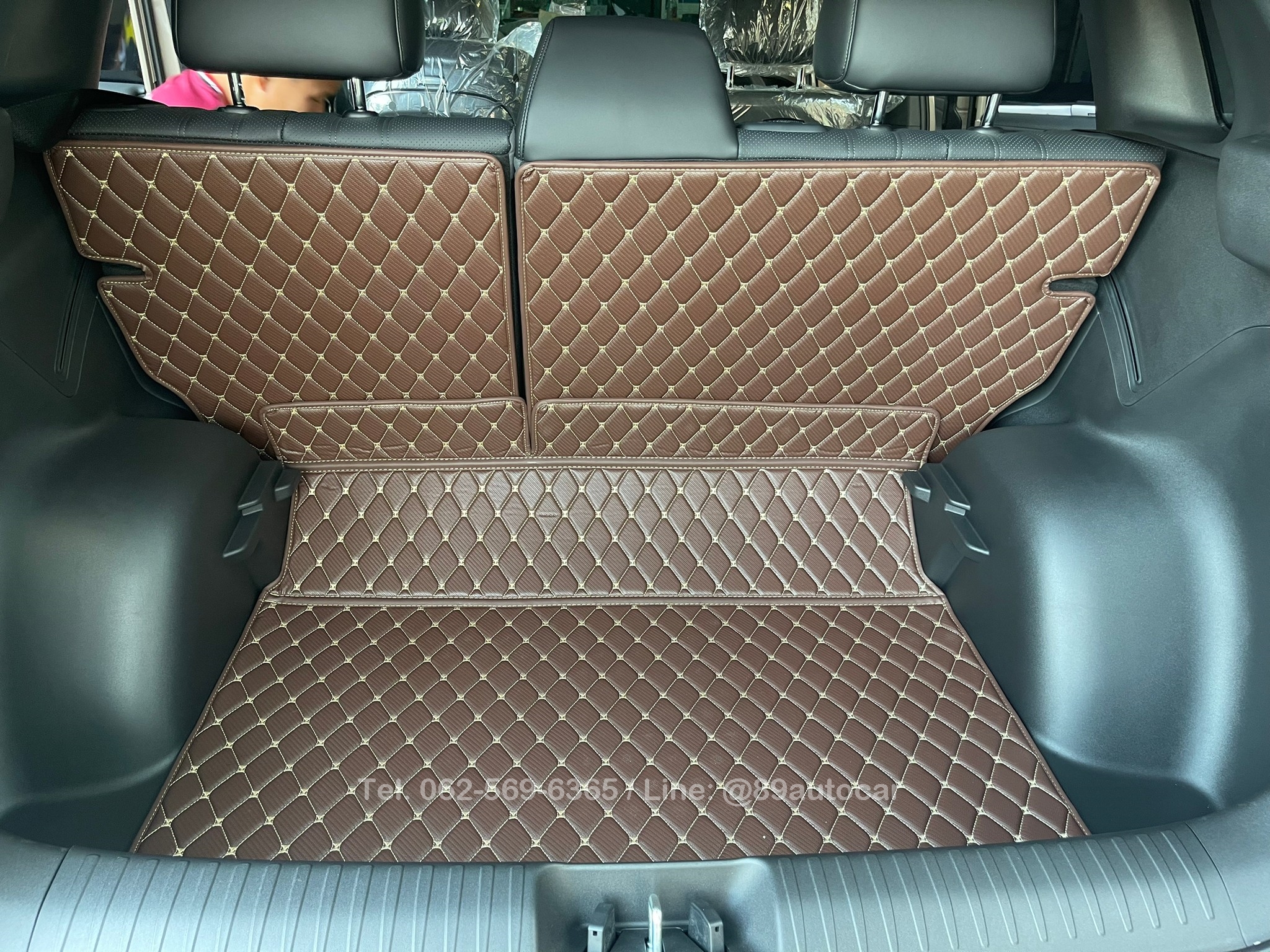 พรมปูพื้นรถยนต์ GAC Aion V ปูพรม7D สีกาแฟด้ายทอง ลายเคฟล่า เสริมด้วยพรมไวนิลดักฝุ่นสีครีม