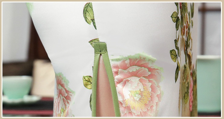 Pre-order กี่เพ้า สีขาวเขียว ลายดอกไม้ ผ่าข้าง กุ๊นขอบอย่างดี