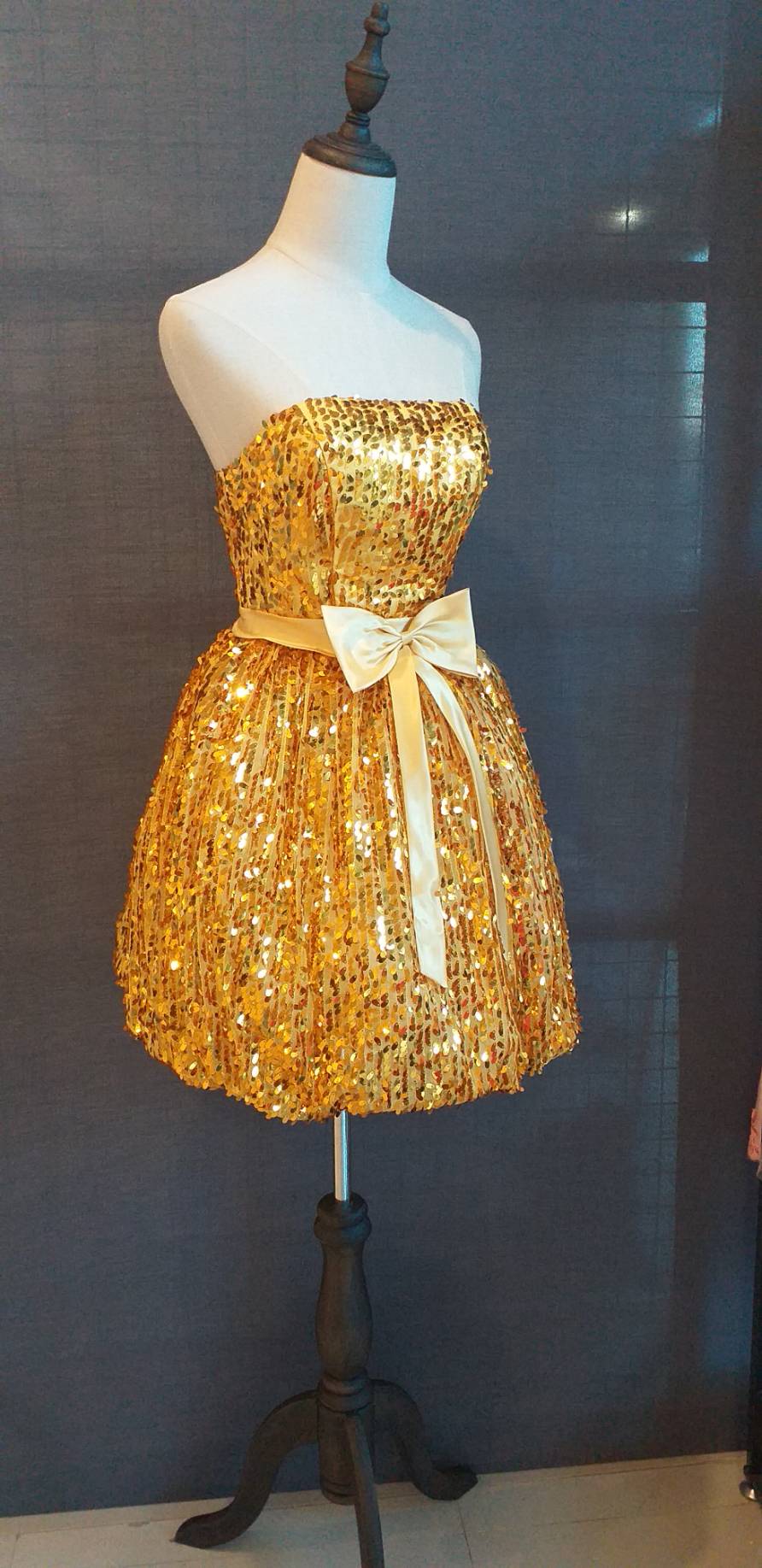 พร้อมเช่า ชุดราตรีสั้น เกาะอก สีทอง Glitter กระโปรงทรง Balloon