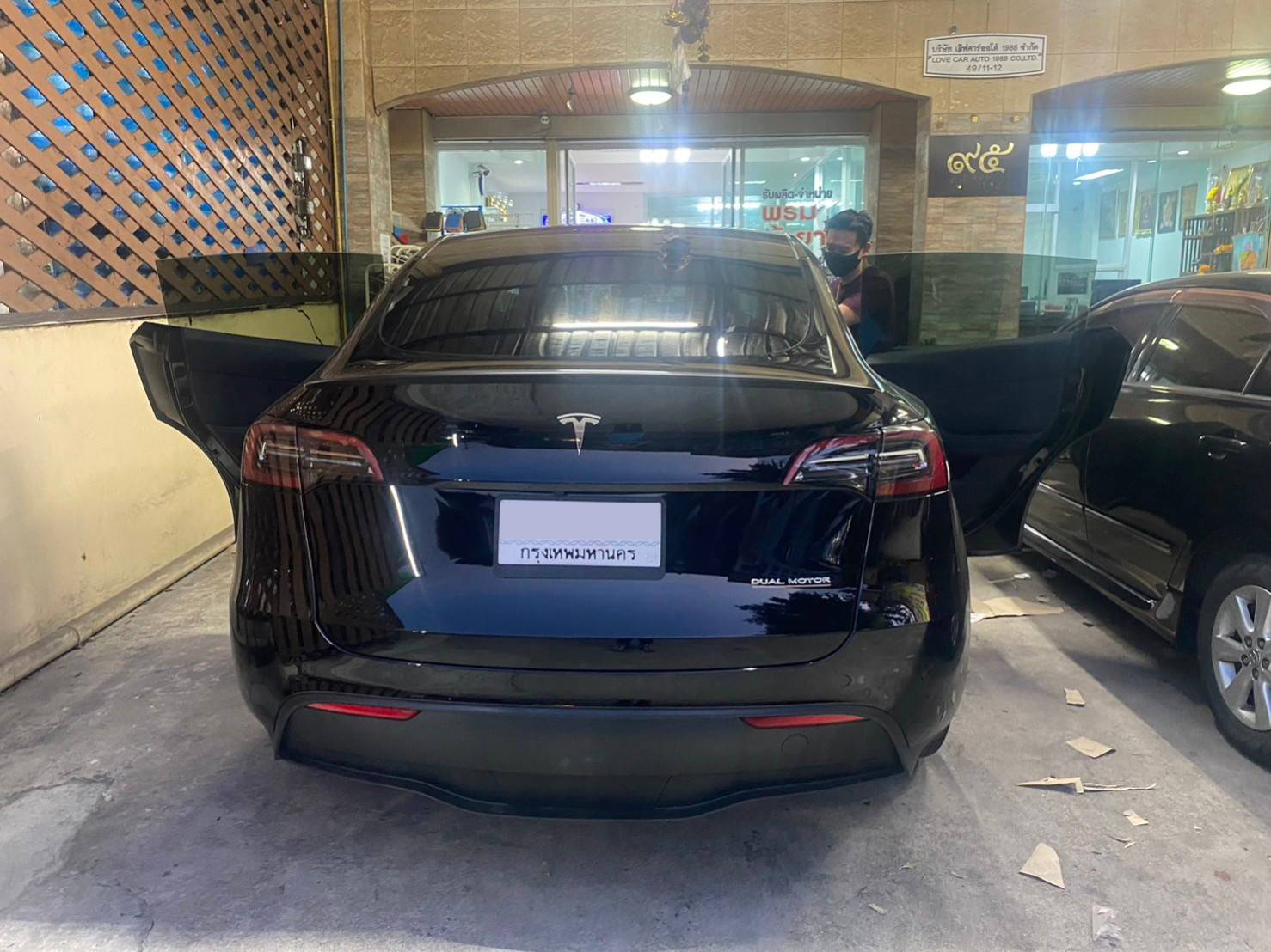 พรมปูพื้นรถยนต์ Tesla Model Y ปูพรมVVIP สีดำด้ายทอง + ไวนิลสีดำ