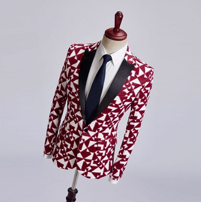 พร้อมเช่า เสื้อสูทชาย สีแดงขาว แต่งปกคอดำ พิมพ์ลายกราฟฟิก กับกางเกงสีดำ