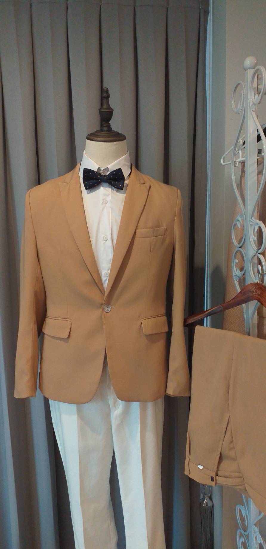 พร้อมเช่า ชุดสูทชาย สีน้ำตาลทอง รุ่นกระดุมเดียว เนื้อผ้าเบาใส่สบาย