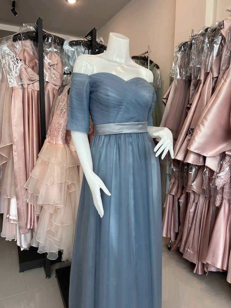 พร้อมเช่า ชุดราตรียาว & แบบปาดไหล่ สีฟ้าอมเทา กระโปรงผ้าโปร่งตาข่ายนิ่ม ใส่สบายตัว อกจับจีบ ผ้าซาตินคาดเอว (เชือกผูกหลัง)