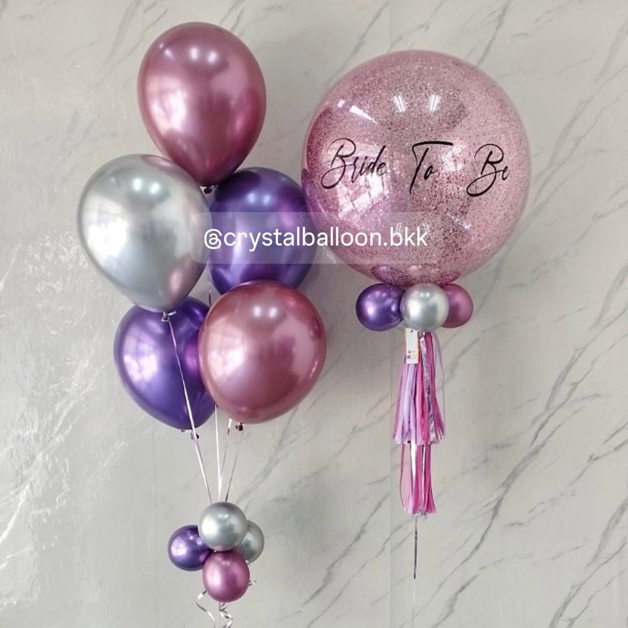 ลูกโป่ง Bride To Be Bubble ขนาด 24” กลิตเตอร์สีชมพู พร้อม ช่อลูกโป่งโครเมี่ยม 5 ลูก 1 ช่อ พร้อมตกแต่ง สามารถเปลี่ยนสีลูกโป่ง/เปลี่ยนข้อความ/เปลี่ยนขนาดได้