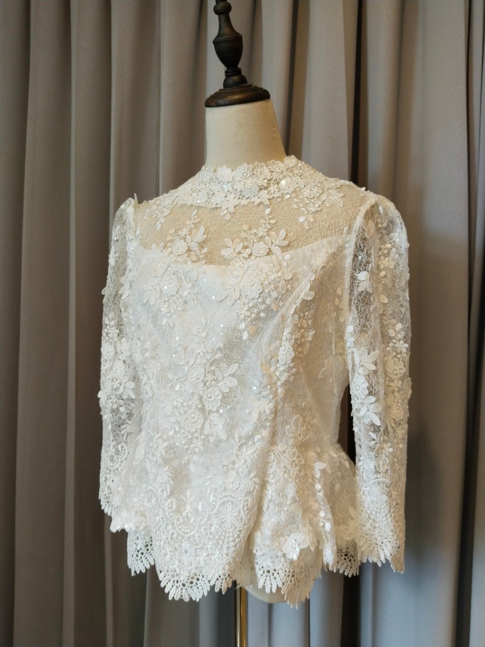 พร้อมเช่า เสื้อ ชุดเช่า ชุดไทยคุณแม่ ผ้าไหมกาฬสินทร์ เสื้อลูกไม้สีขาว คอปีน ผ้าซิ่น แยกชิ้น เรียบหรู **สามารถเลือกเปลี่ยนกระโปรงแบบที่ต้องการได้**