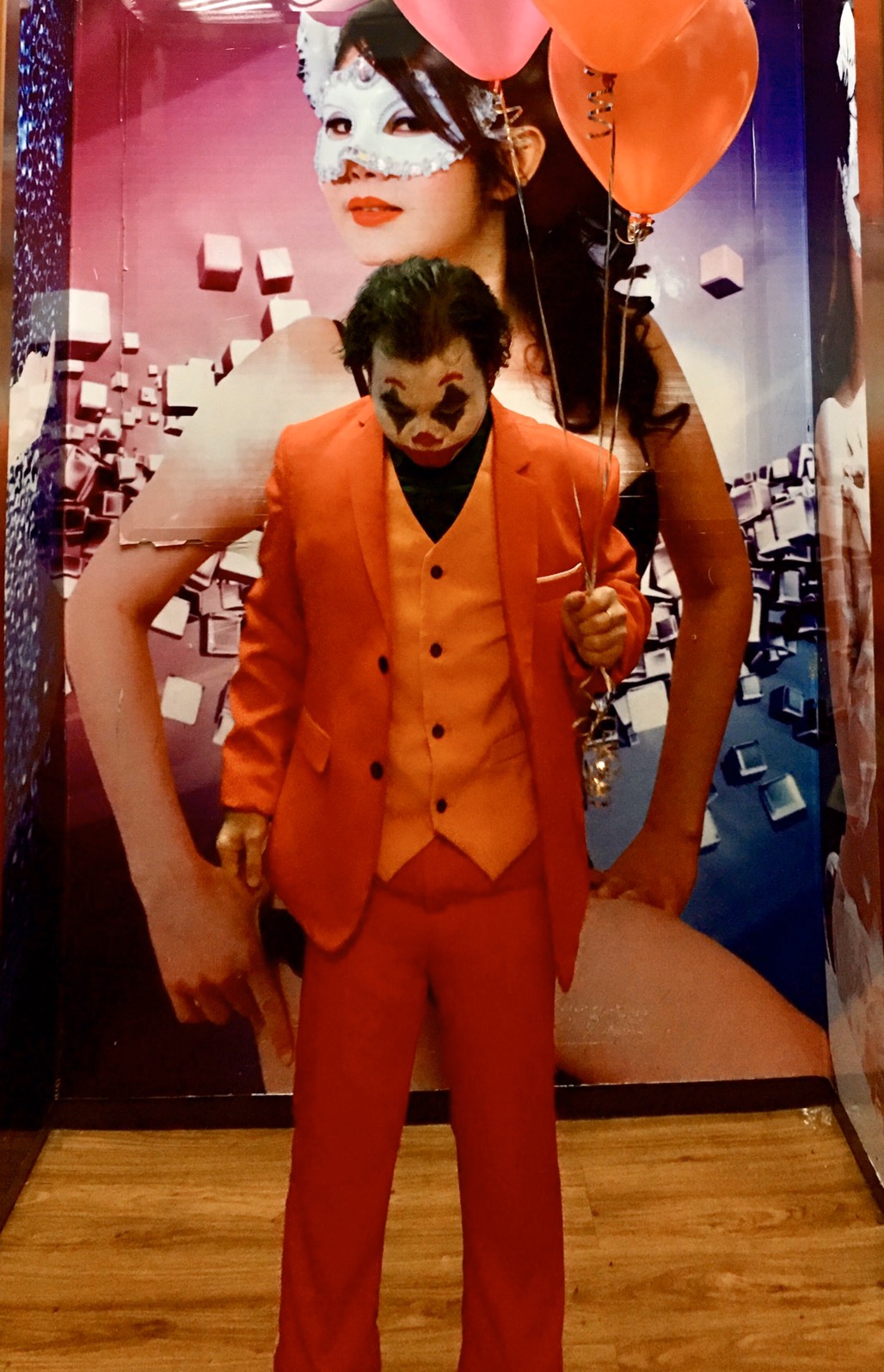 พร้อมเช่า ชุดสูทชาย สีแดงสด แต่งกระดุมดำ +เสื้อกั๊กสีส้มสด