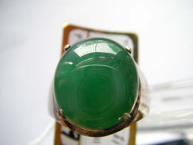 หยกพม่า jadeite หรือ jade สีเขียวแปร เนื้อเนียนสวย อวบอูมนูนเด่น ขนาด 12.8x14x4.8 mm. นน. 7.05 ct.