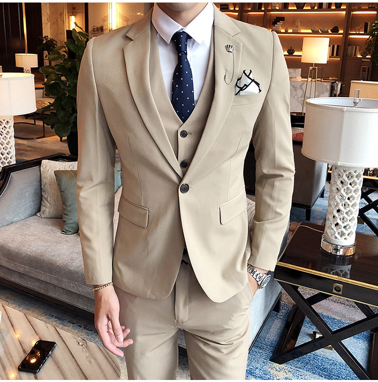 พร้อมเช่า สูทชาย สีกากี สไตล์เกาหลี พร้อมเสื้อกั๊ก