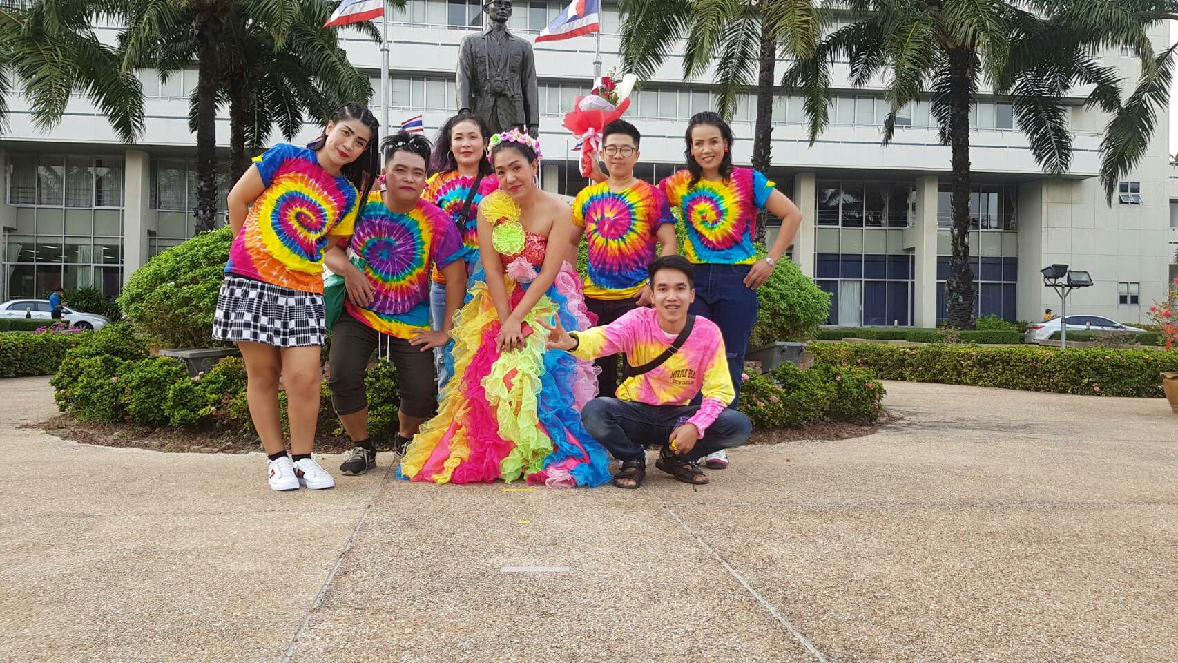 พร้อมเช่า ชุดแฟนซียาว ไหล่เดียว สีรุ้ง ระบายฟูสวย ไหล่เดียว (ซิปหลัง)